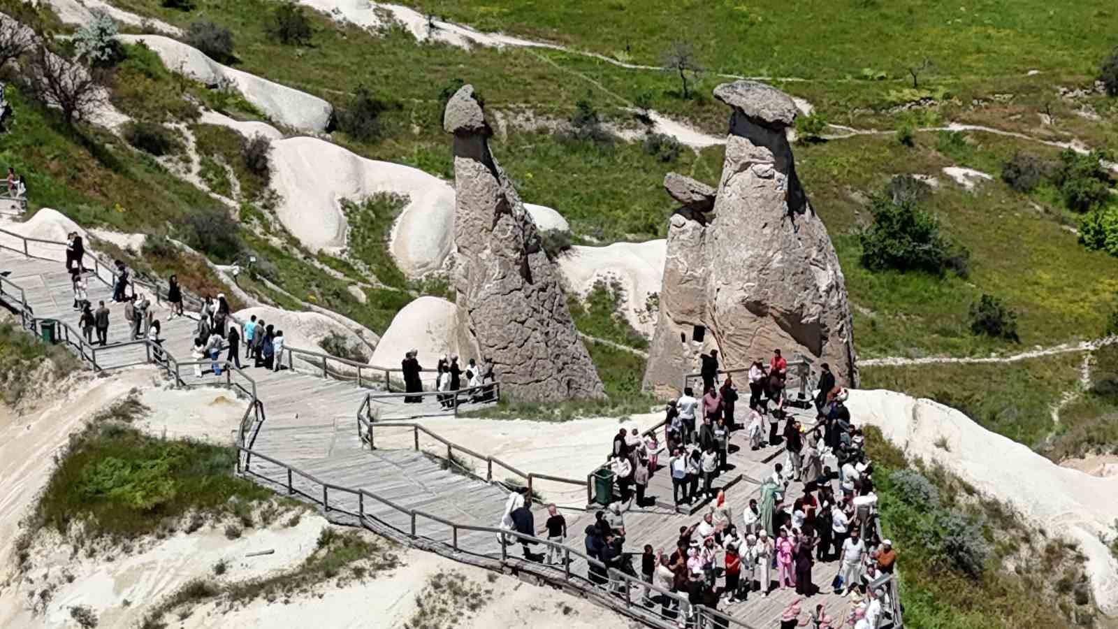 Kapadokya’nın rengi değişti: Yağmurlar peri bacalarını yeşile bürüdü 6 kapadokyanin rengi degisti yagmurlar peri bacalarini yesile burudu 2 kI4ppAlH