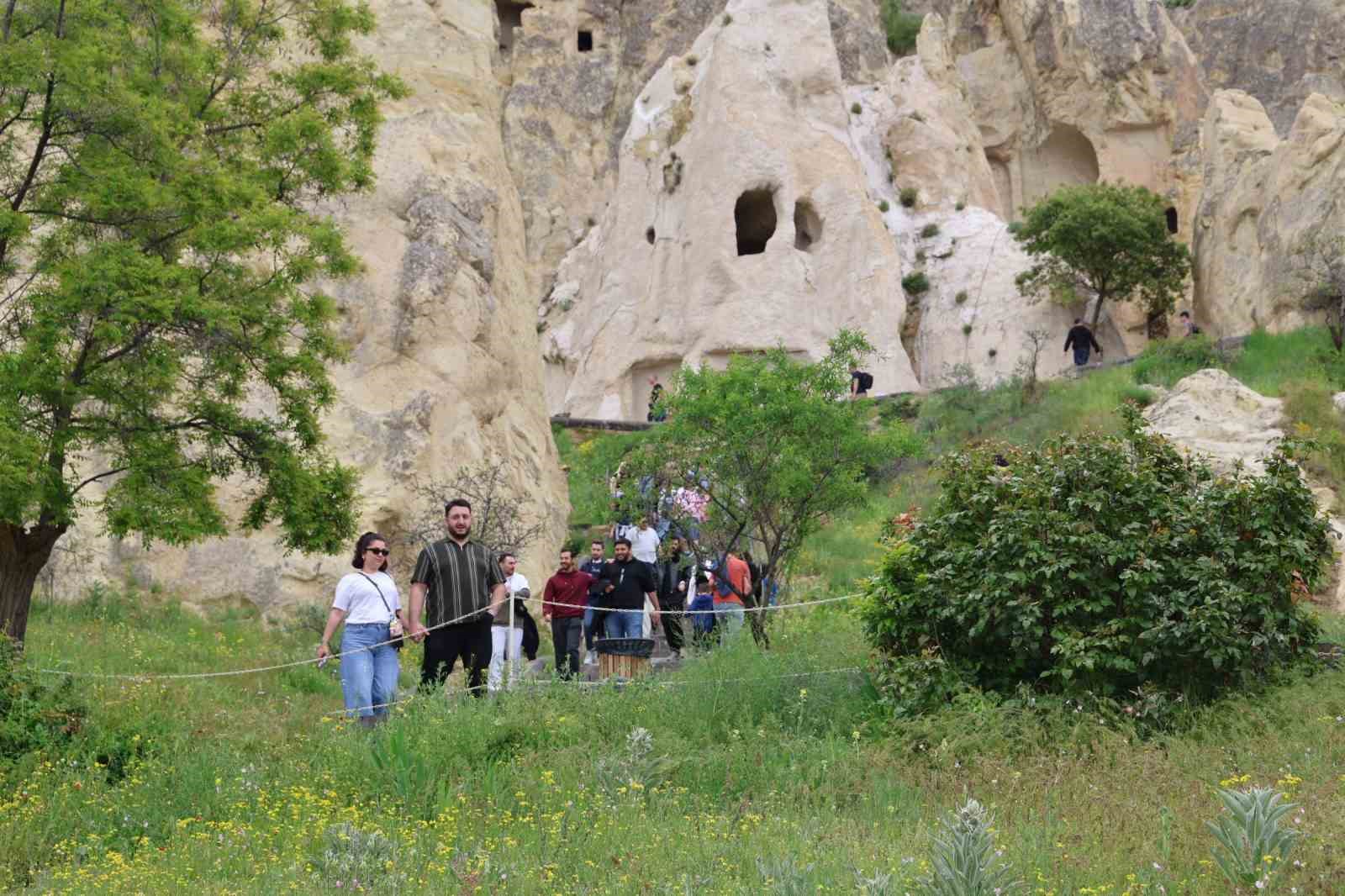 Kapadokya’nın rengi değişti: Yağmurlar peri bacalarını yeşile bürüdü 7 kapadokyanin rengi degisti yagmurlar peri bacalarini yesile burudu 3 r3mkM9W2