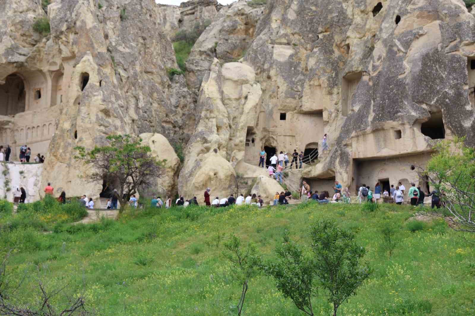 Kapadokya’nın rengi değişti: Yağmurlar peri bacalarını yeşile bürüdü 9 kapadokyanin rengi degisti yagmurlar peri bacalarini yesile burudu 5