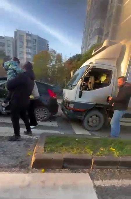 kapaklida zincirleme trafik kazasi 1 yarali 1 EcLMHP5T