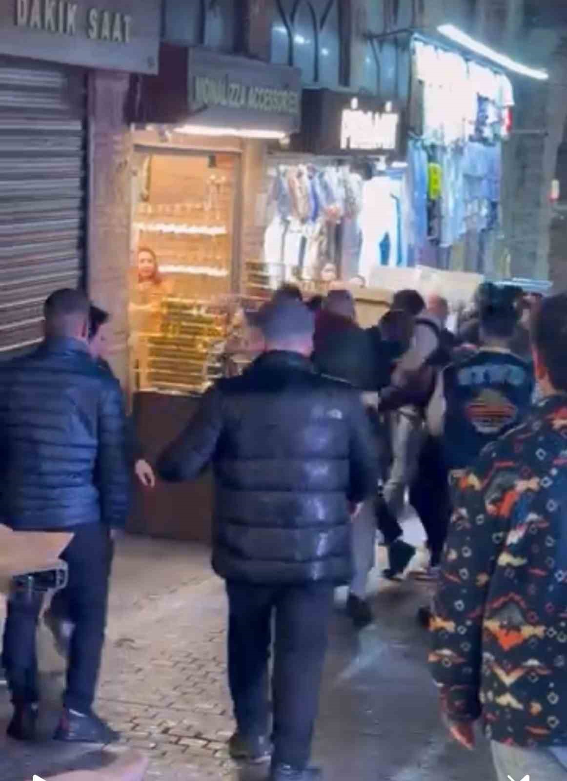 kapali carsida meydan muharebesi onlarca kisi birbirine girdi 1 8eJSZ8NA