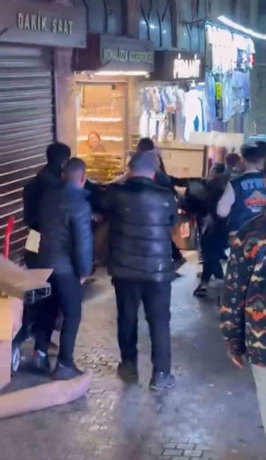 kapali carsida meydan muharebesi onlarca kisi birbirine girdi 2 dzDcLrsB