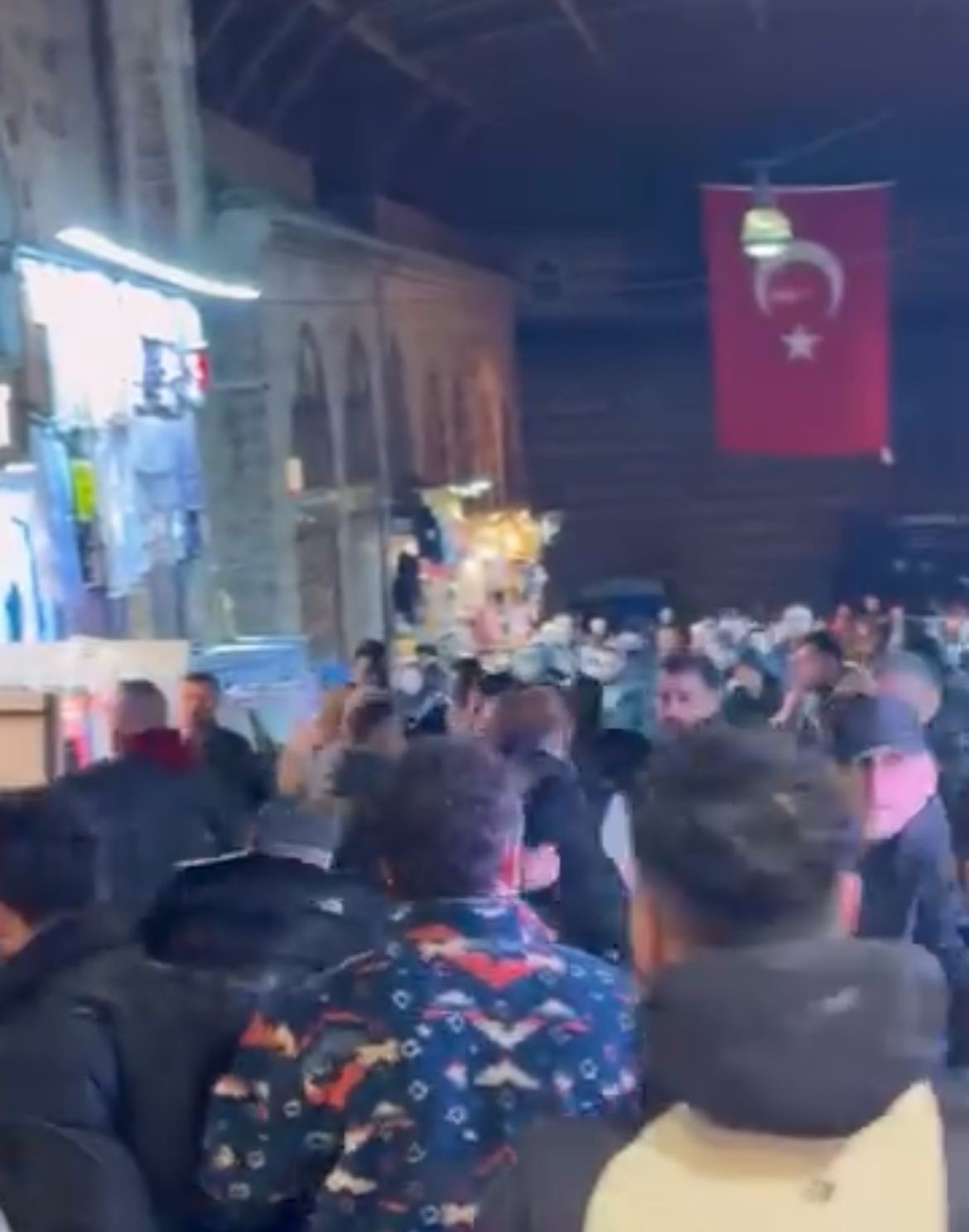 kapali carsida meydan muharebesi onlarca kisi birbirine girdi 3 UBG6JiRh