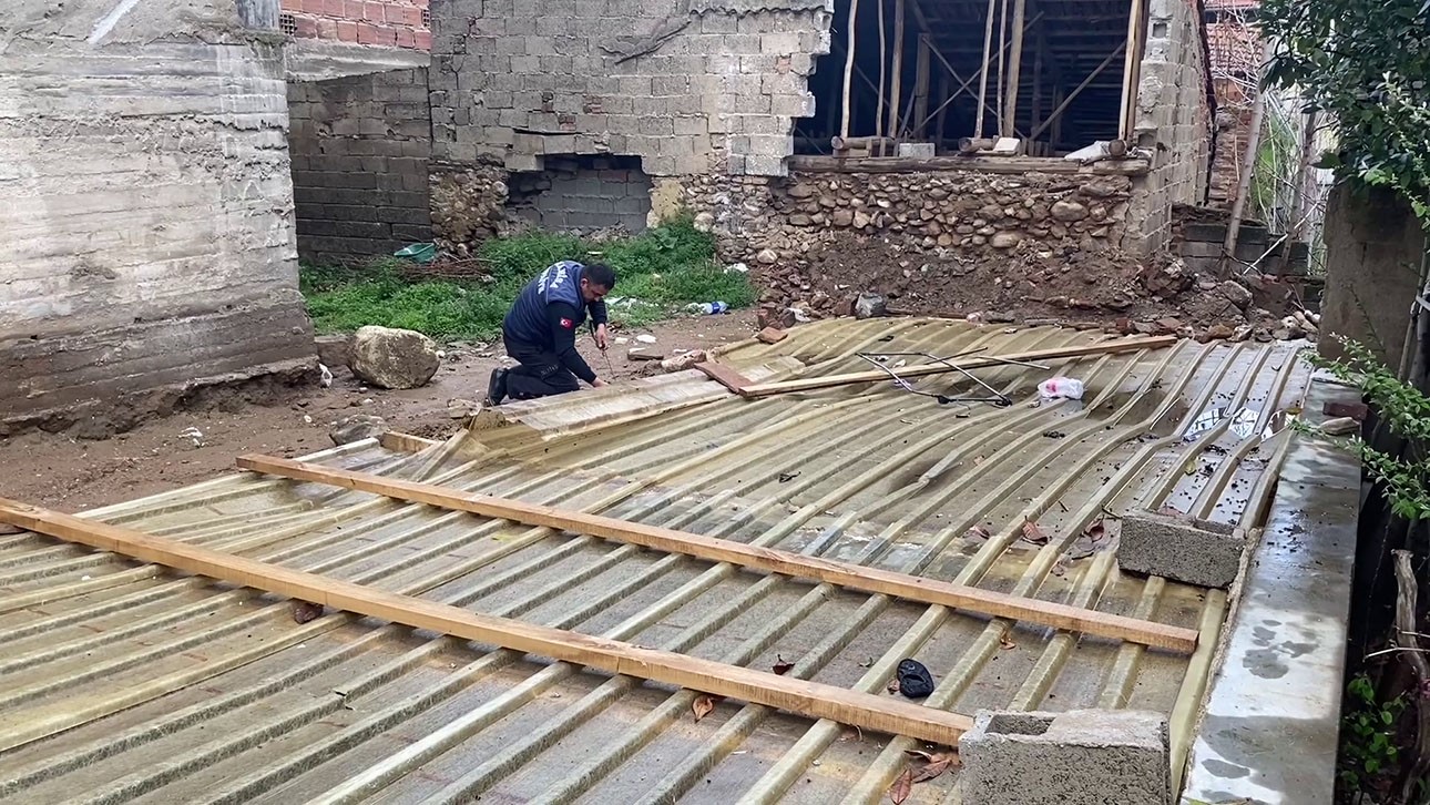 kapali insaat cukuruna dusen kopegi itfaiye kurtardi 4 r5Qq1q82
