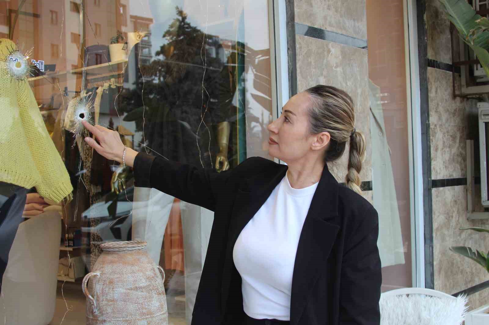 Kapalı mağazaya kurşun yağdırdılar: Esnaf kadın korku içinde 5 kapali magazaya kursun yagdirdilar esnaf kadin korku icinde 1