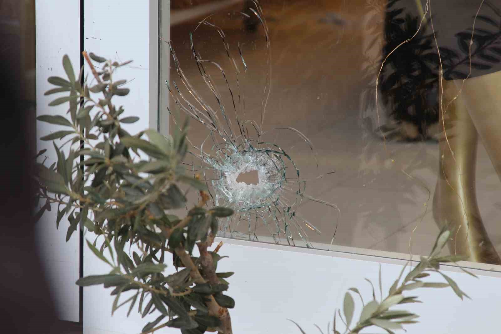 Kapalı mağazaya kurşun yağdırdılar: Esnaf kadın korku içinde 7 kapali magazaya kursun yagdirdilar esnaf kadin korku icinde 3 PIKCwHmv