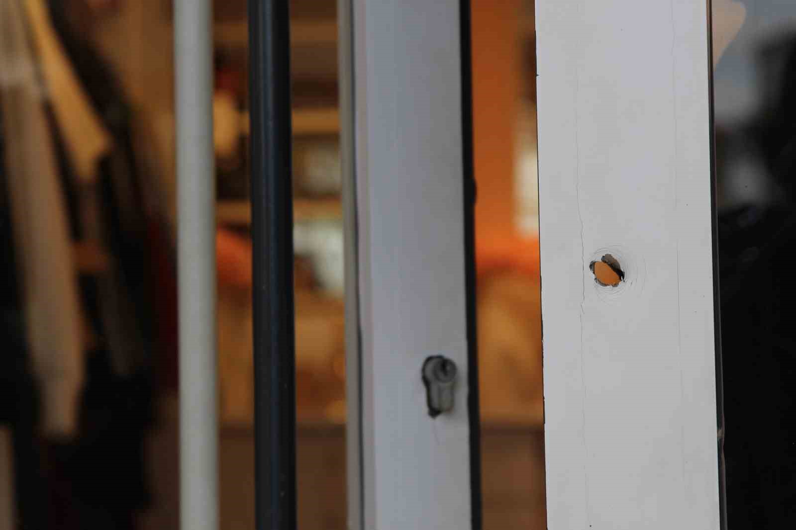 Kapalı mağazaya kurşun yağdırdılar: Esnaf kadın korku içinde 9 kapali magazaya kursun yagdirdilar esnaf kadin korku icinde 5 86HNNU2m