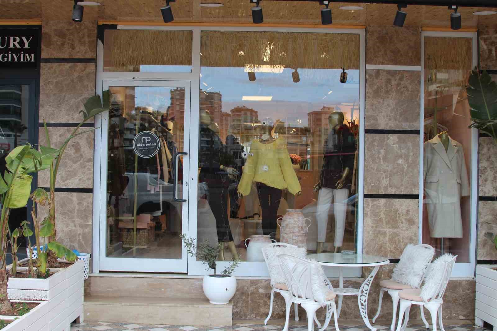 Kapalı mağazaya kurşun yağdırdılar: Esnaf kadın korku içinde 10 kapali magazaya kursun yagdirdilar esnaf kadin korku icinde 6 KZiGsBaG