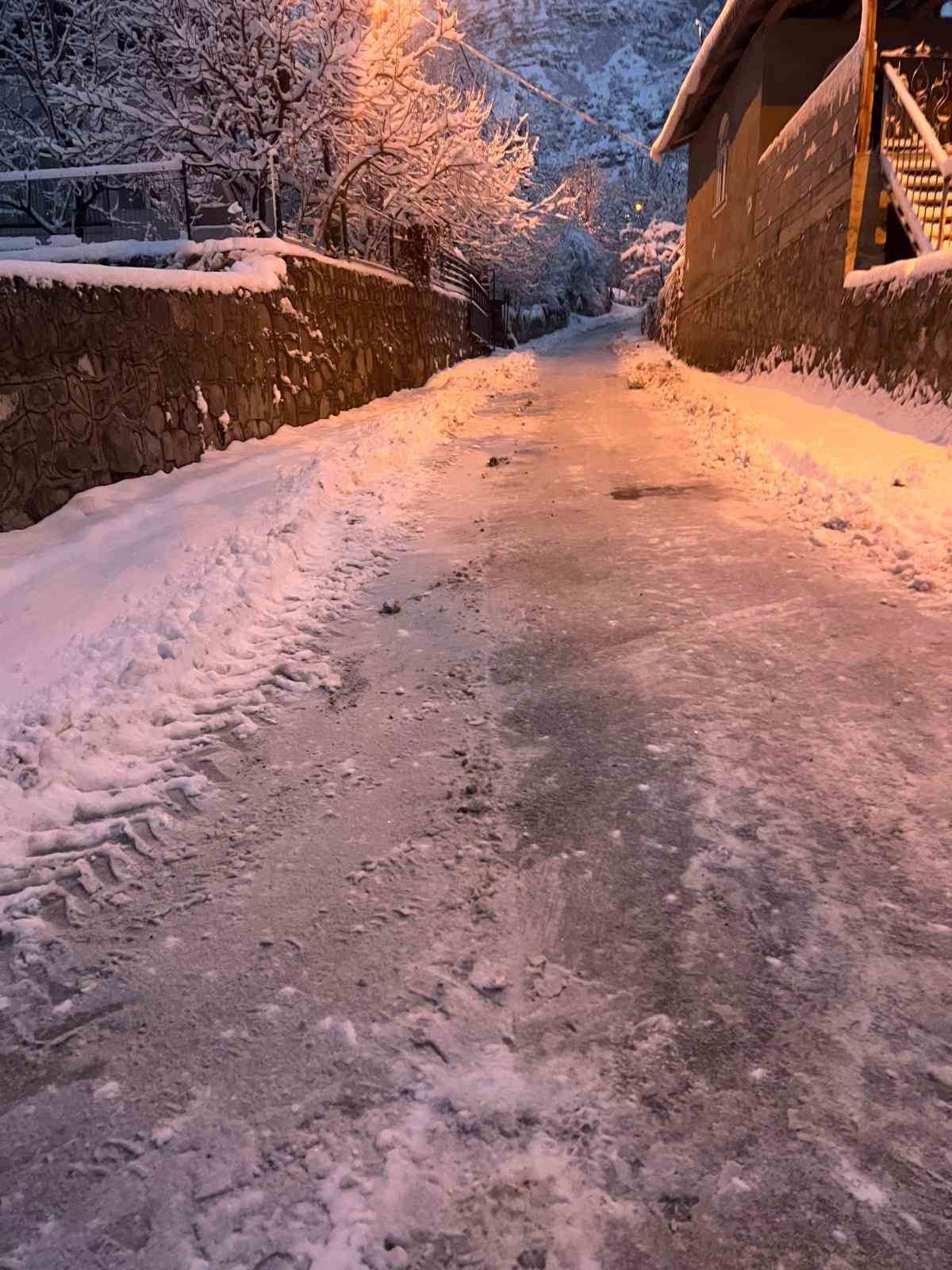 kapanan yollarini kendi imkanlari ile actilar 5 JvrEApfO