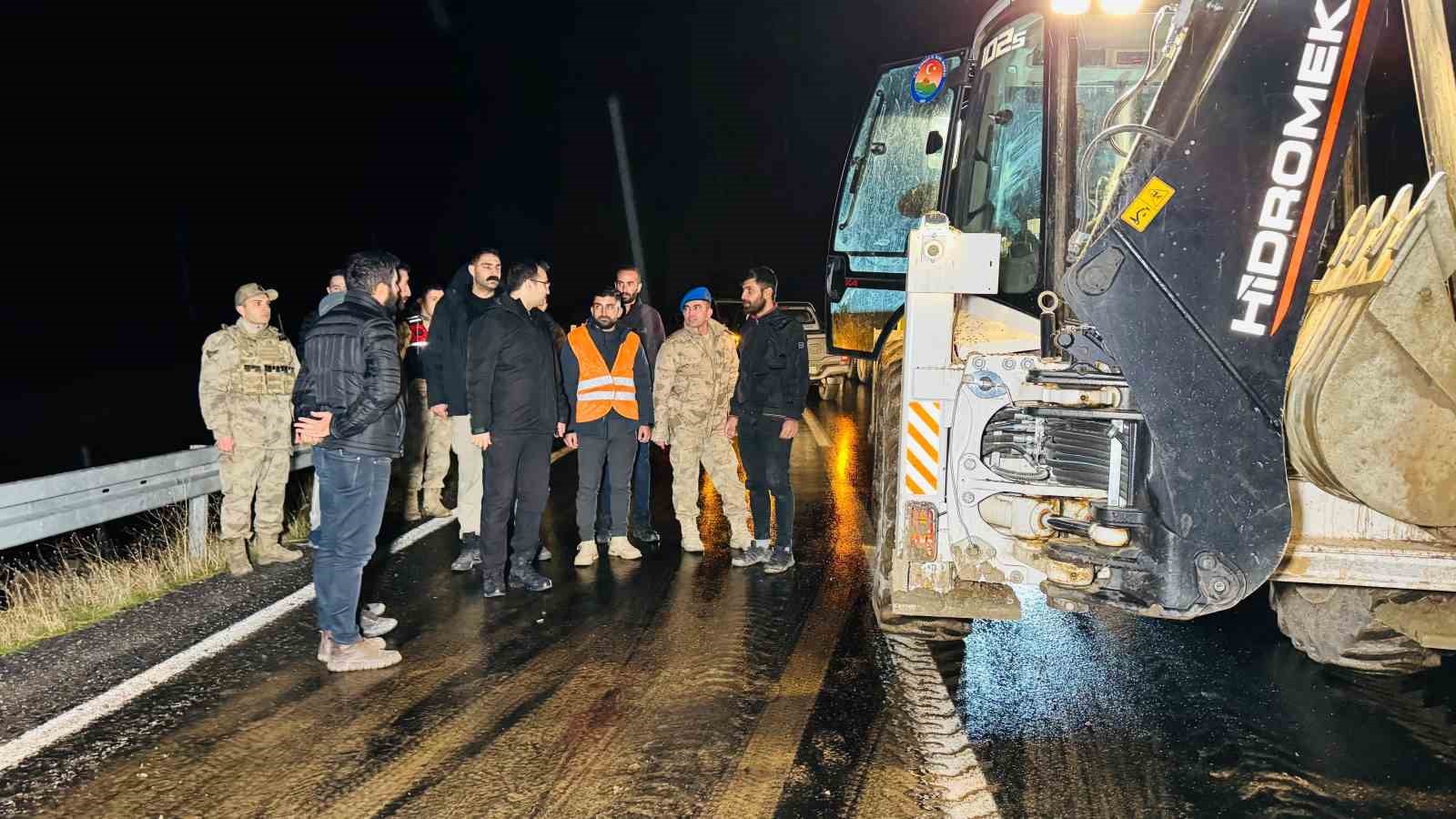 kapanan yolu acarken olumden donduler 1 6h9IvQGM
