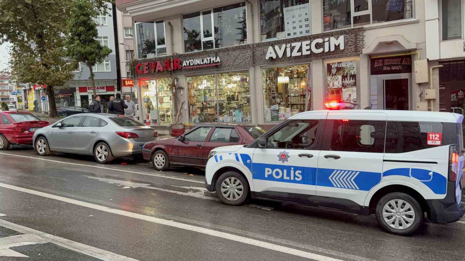 kapi camini kirip girdigi avizeci dukkaninda uyuya kalinca yakalandi 3