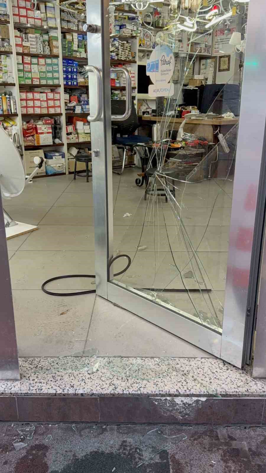 kapi camini kirip girdigi avizeci dukkaninda uyuya kalinca yakalandi 7