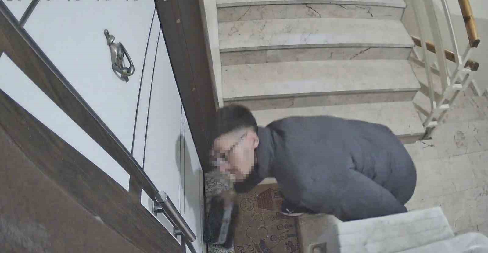 kapi kapi para topladi gozu kargoda kaldi guvenlik kamerasi hirsizliga engel oldu 3 nLfrSJKH