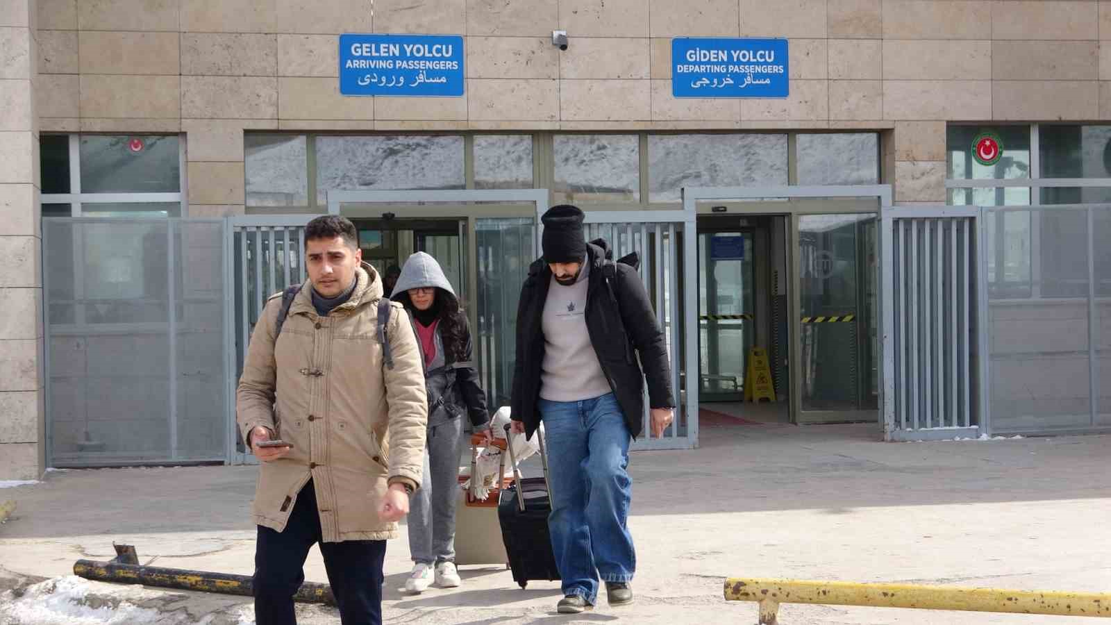 kapikoy gumruk kapisinda gecisler kontrollu suruyor 0