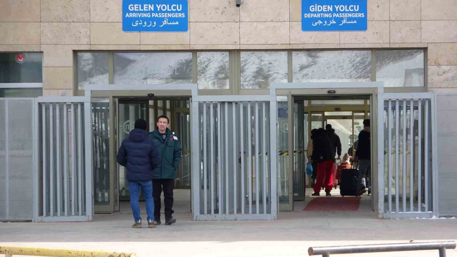 kapikoy gumruk kapisinda gecisler kontrollu suruyor 2 cy7NdXDj