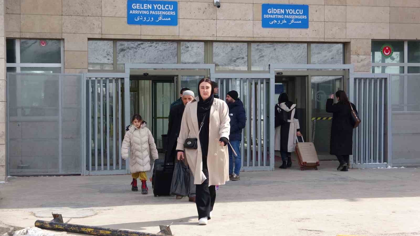 kapikoy gumruk kapisinda gecisler kontrollu suruyor 3 aOzb7W4y