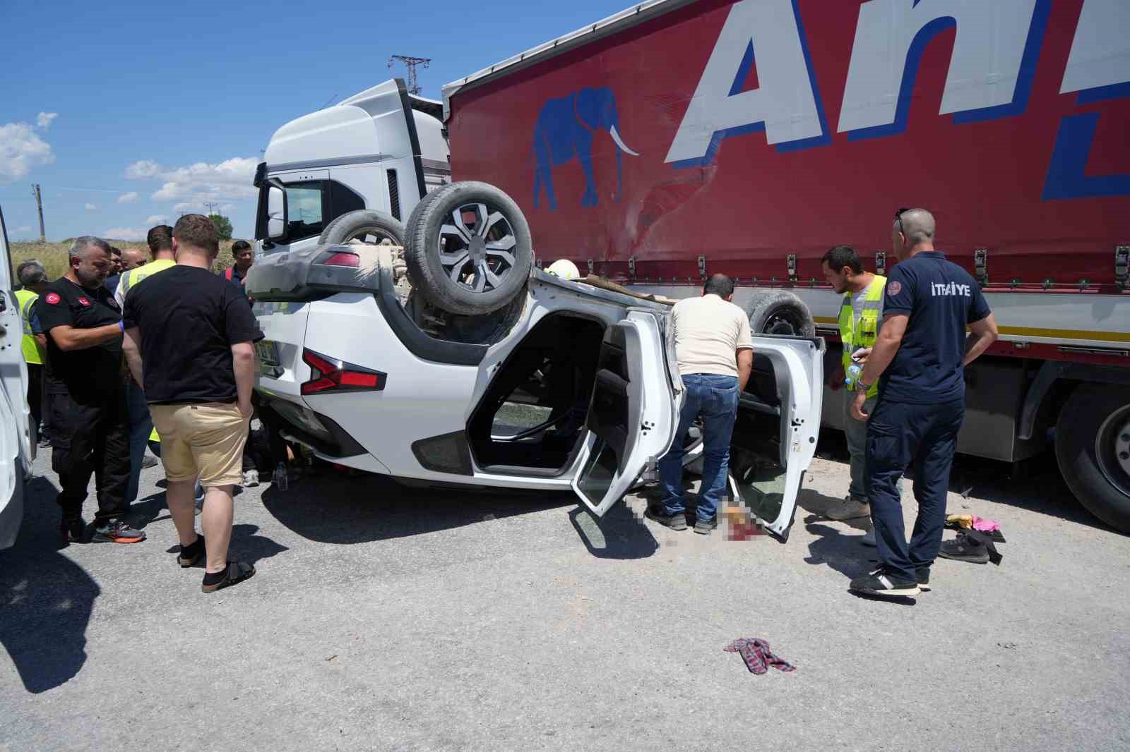 Kapıkule yolunda SUV araç ile tır çarpıştı: 2’si ağır 3 yaralı 6 kapikule yolunda suv arac ile tir carpisti 2si agir 3 yarali 2