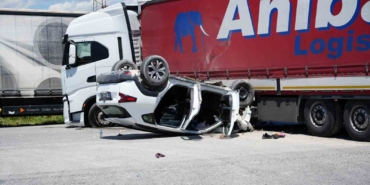 kapikule-yolunda-suv-arac-ile-tir-carpisti-2si-agir-3-yarali-e5mSTbYD.jpg