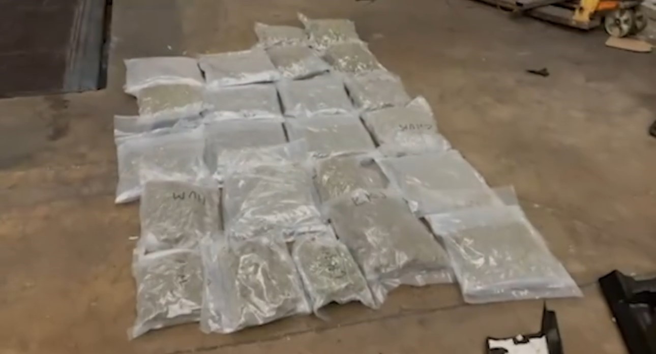 kapikulede aracin gizli bolmelerinden 23 kilo 820 gram skunk cikti 3
