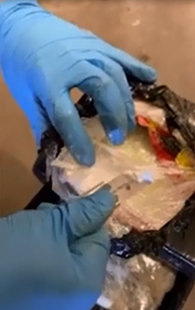 kapikulede aractaki gizli bolmede 8 kilo 60 gram kokain ele gecirildi 3 wddLghGu
