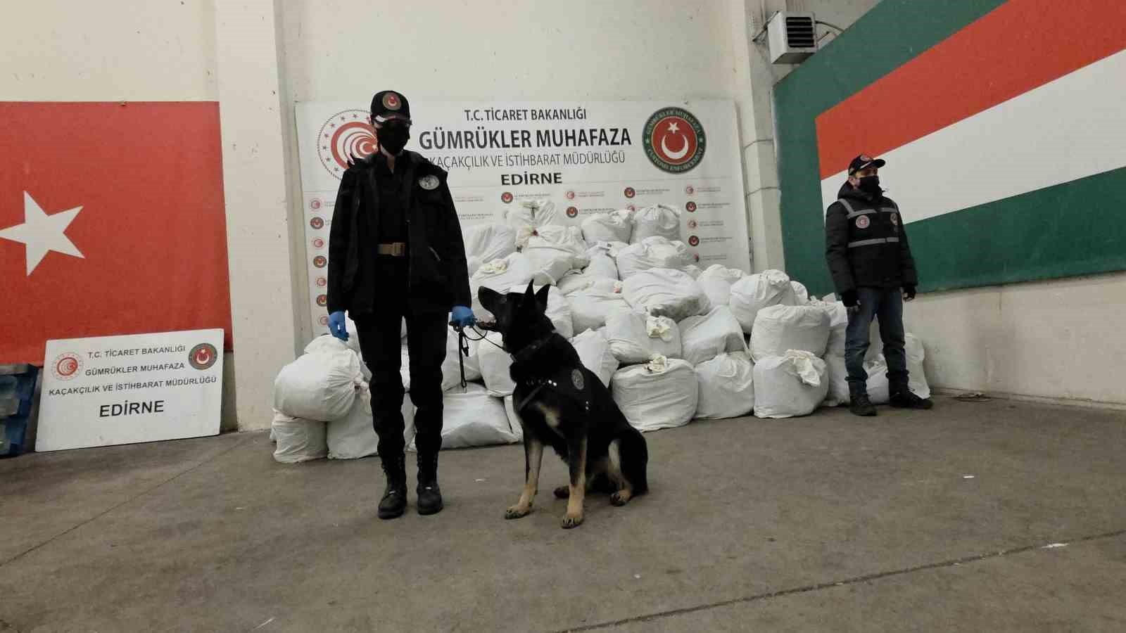 kapikulede rekor yakalama yaklasik 1 ton esrar ele gecirildi 4 VRwadTWQ
