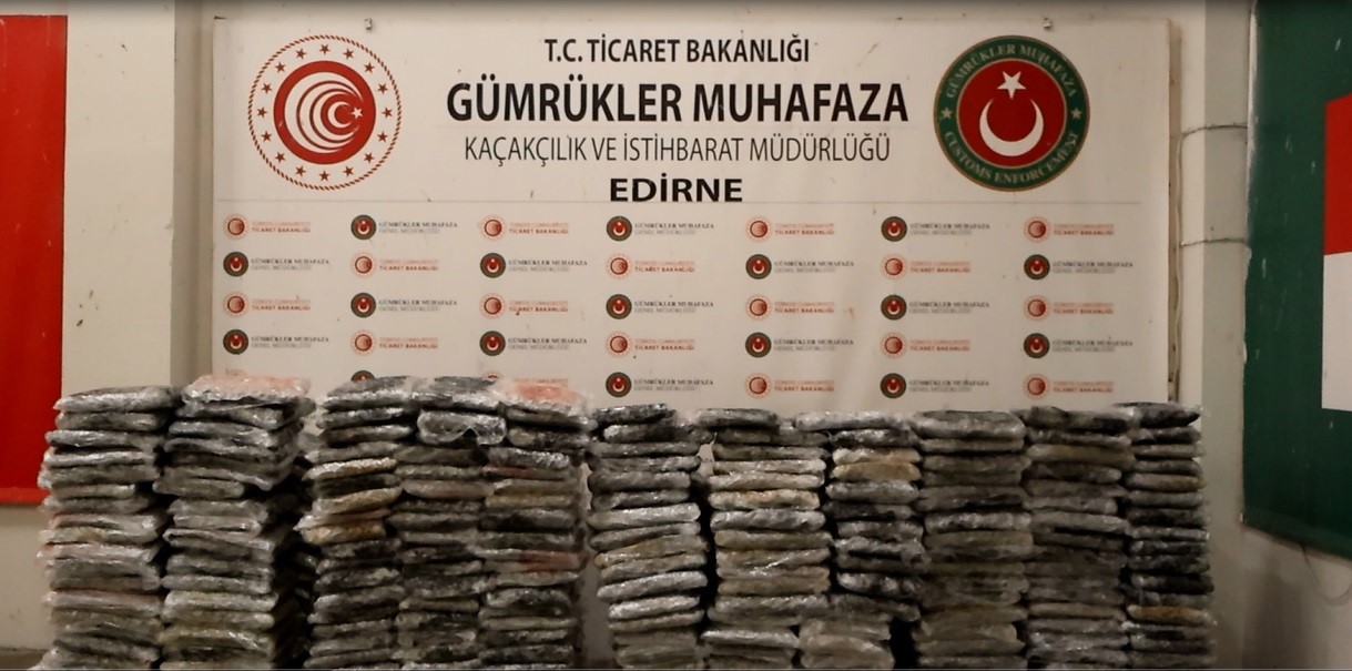 Kapıkule’de tavuk kolilerinden uyuşturucu çıktı: 526 kilo esrar ele geçirildi 6 kapikulede tavuk kolilerinden uyusturucu cikti 526 kilo esrar ele gecirildi 2 2XRuAs3c
