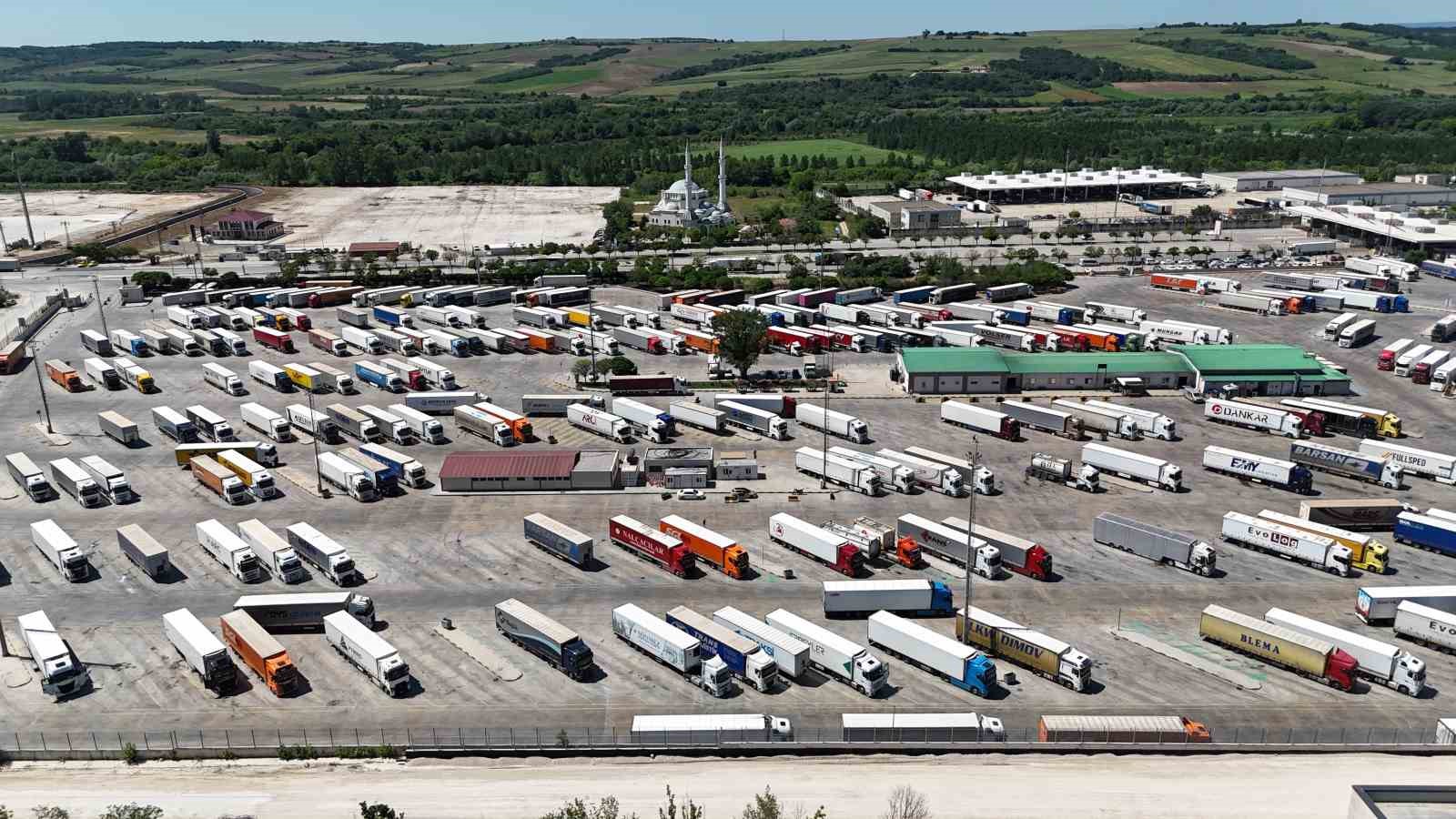kapikulede tir soforleri gozyaslari icinde aileleriyle bayramlasti 1 n9fNsRFp