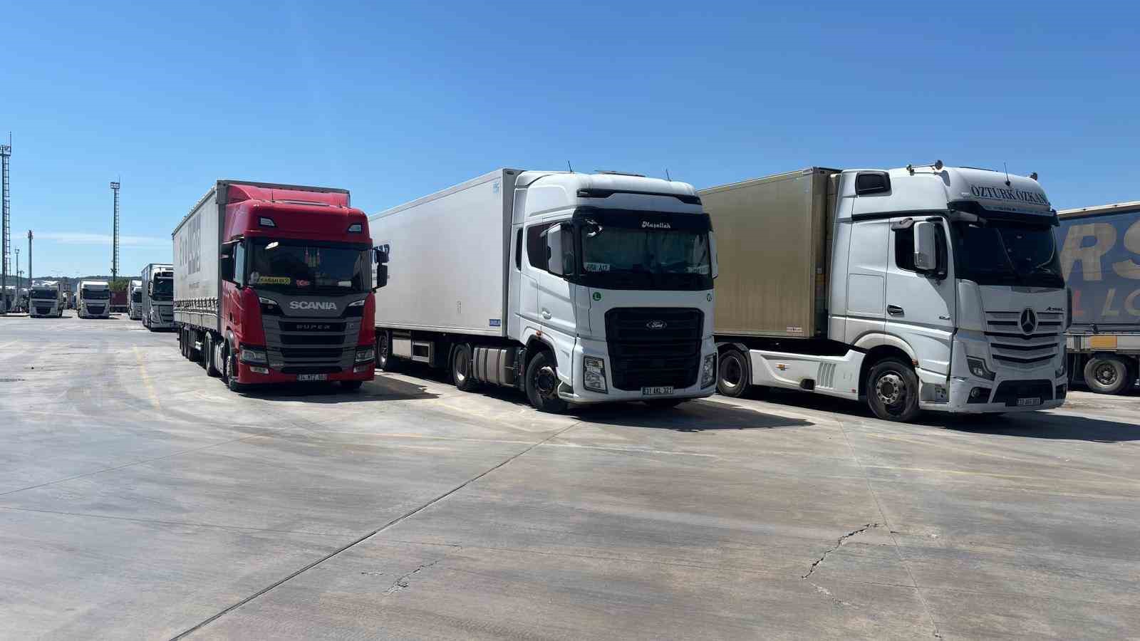 kapikulede tir soforleri gozyaslari icinde aileleriyle bayramlasti 5 5M8FQCEX