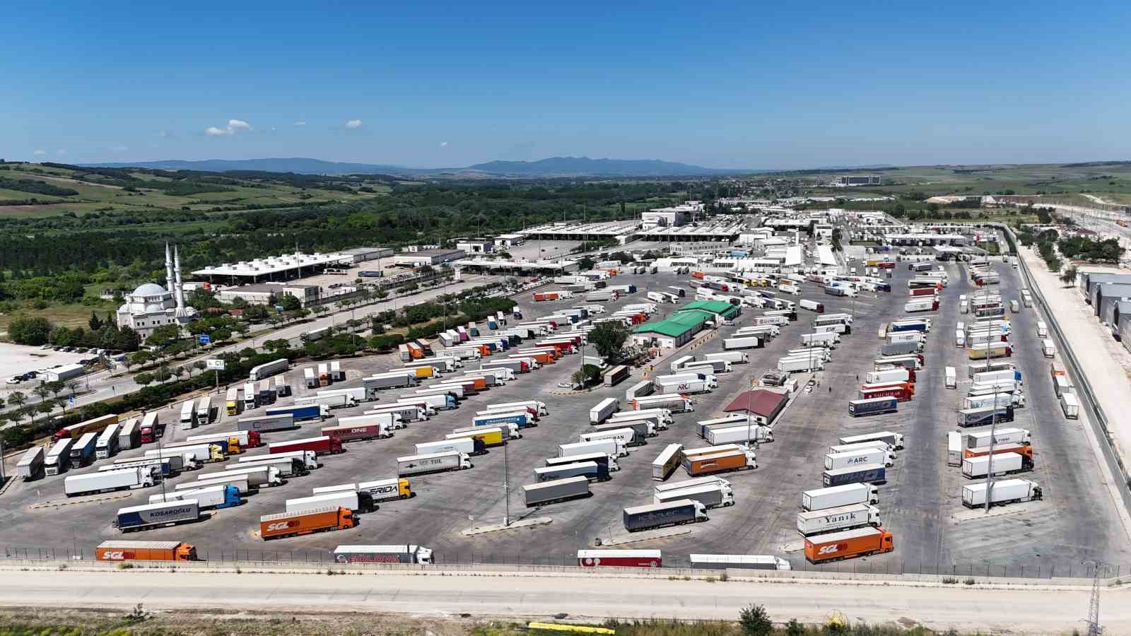 kapikulede tir soforleri gozyaslari icinde aileleriyle bayramlasti 9 JCOHVC9q