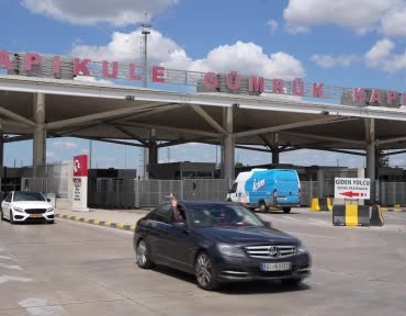 kapikuleden-yurda-giris-yapan-gurbetciler-bayragi-gorunce-butun-yorgunlugumuz-geciyor-s8Q3VwRm.jpg