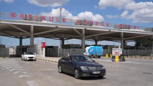 kapikuleden-yurda-giris-yapan-gurbetciler-bayragi-gorunce-butun-yorgunlugumuz-geciyor-s8Q3VwRm.jpg
