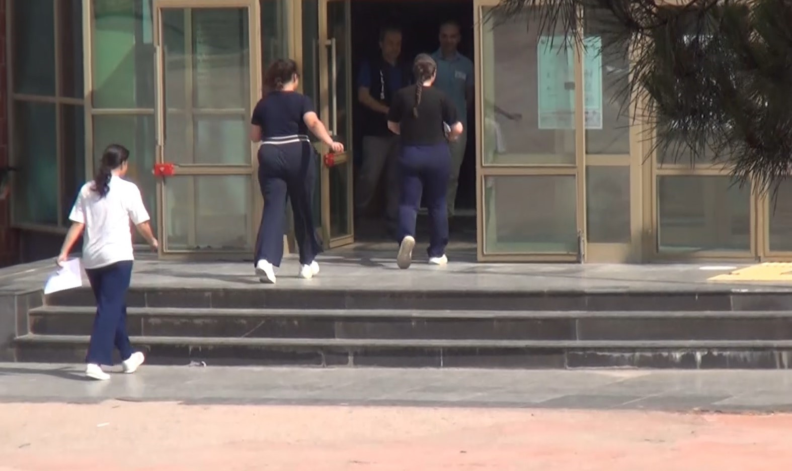 Kapılar kapanmadan sınava yetiştiler 5 kapilar kapanmadan sinava yetistiler 1 NmCmwPLJ