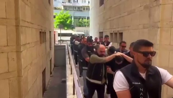 Kapıları koçbaşlarıyla kırdılar, çatı katında uyuşturucu yakaladılar: 79 tutuklama 4 kapilari kocbaslariyla kirdilar cati katinda uyusturucu yakaladilar 79 tutuklama 0 yYBpQCZX