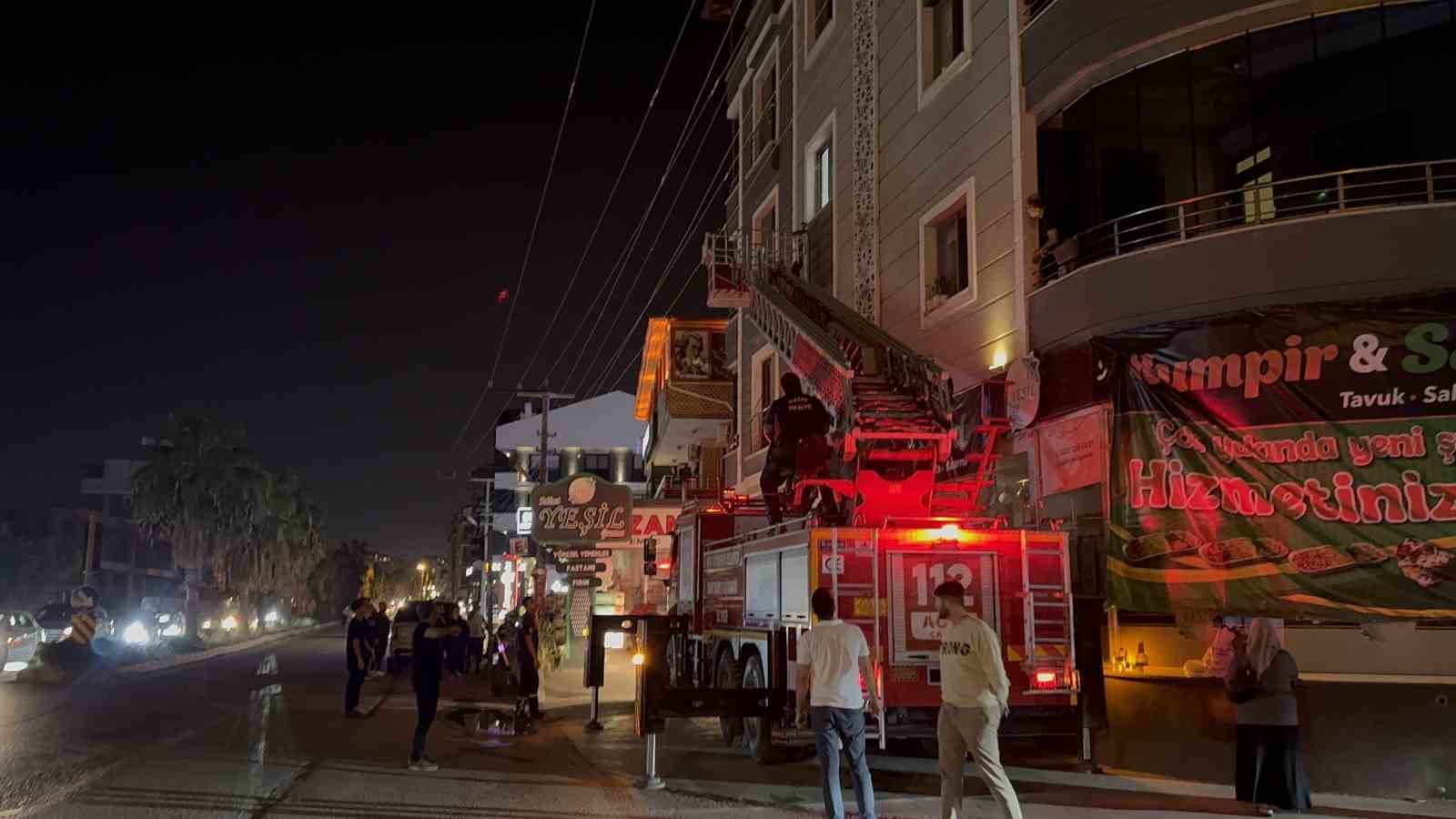 Kapının kapanmasıyla evde mahsur kalan bebek için itfaiye ekipleri zamanla yarıştı 4 kapinin kapanmasiyla evde mahsur kalan bebek icin itfaiye ekipleri zamanla yaristi 0