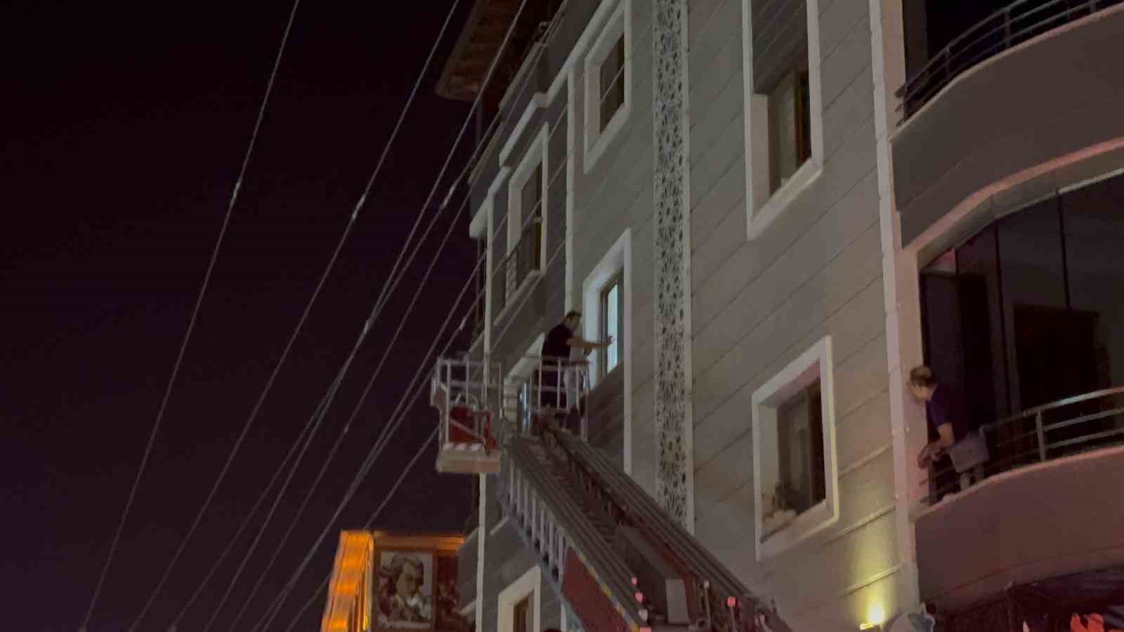 Kapının kapanmasıyla evde mahsur kalan bebek için itfaiye ekipleri zamanla yarıştı 6 kapinin kapanmasiyla evde mahsur kalan bebek icin itfaiye ekipleri zamanla yaristi 2 EjFBrlzw