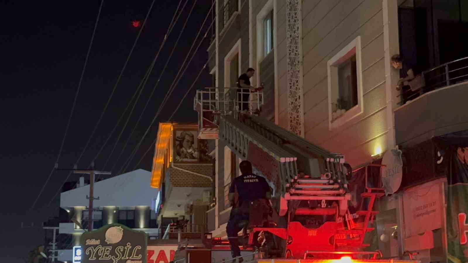 Kapının kapanmasıyla evde mahsur kalan bebek için itfaiye ekipleri zamanla yarıştı 7 kapinin kapanmasiyla evde mahsur kalan bebek icin itfaiye ekipleri zamanla yaristi 3 5MZjfmip