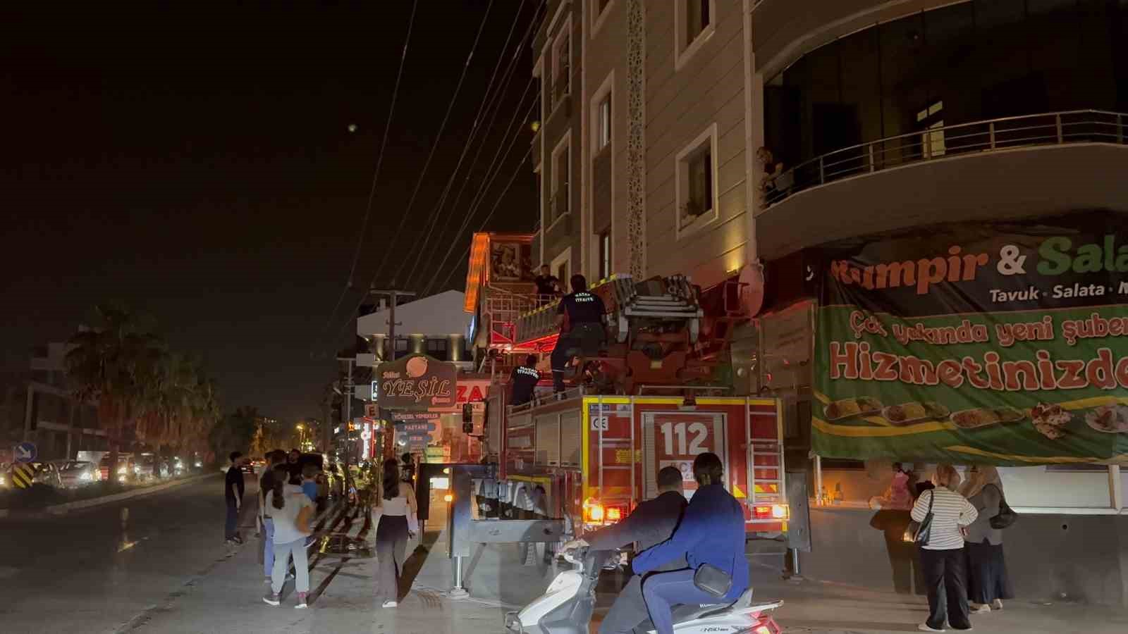 Kapının kapanmasıyla evde mahsur kalan bebek için itfaiye ekipleri zamanla yarıştı 8 kapinin kapanmasiyla evde mahsur kalan bebek icin itfaiye ekipleri zamanla yaristi 4 HZ5CZHwj