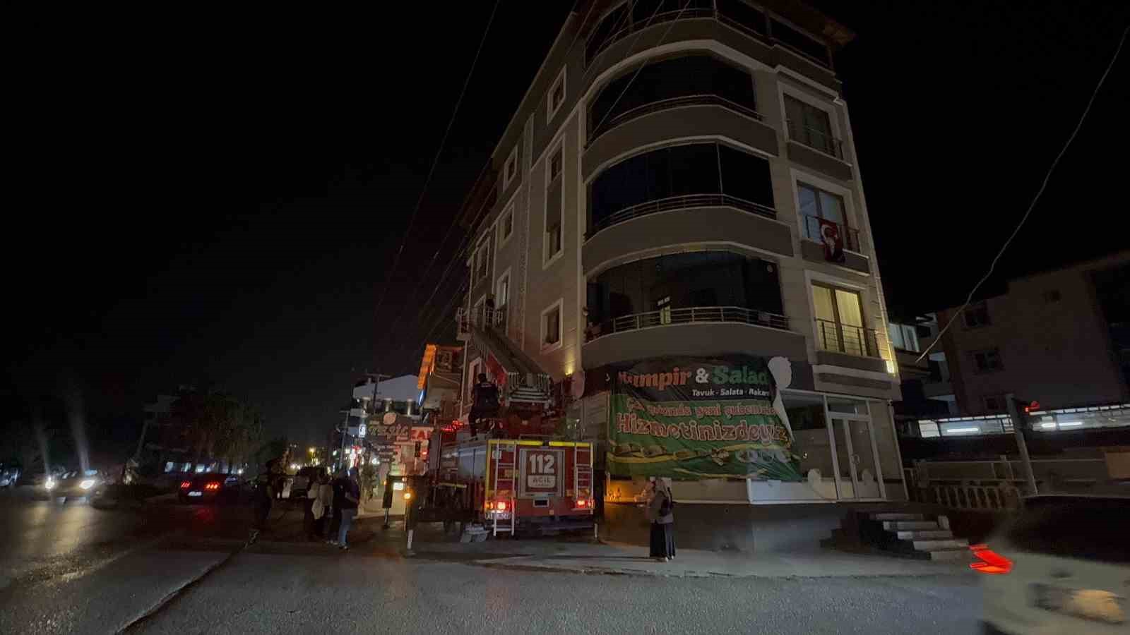Kapının kapanmasıyla evde mahsur kalan bebek için itfaiye ekipleri zamanla yarıştı 9 kapinin kapanmasiyla evde mahsur kalan bebek icin itfaiye ekipleri zamanla yaristi 5 plqhluyd