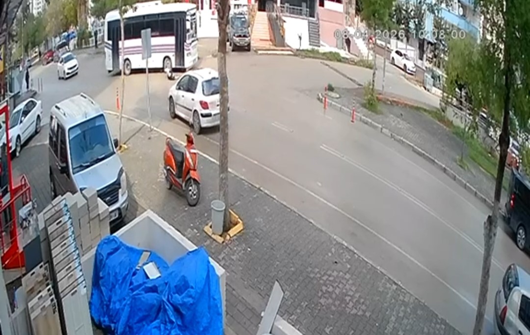 kapisi acik olan toplu tasima aracindan dusen adam agir yaralandi 2 q6yMnYO8