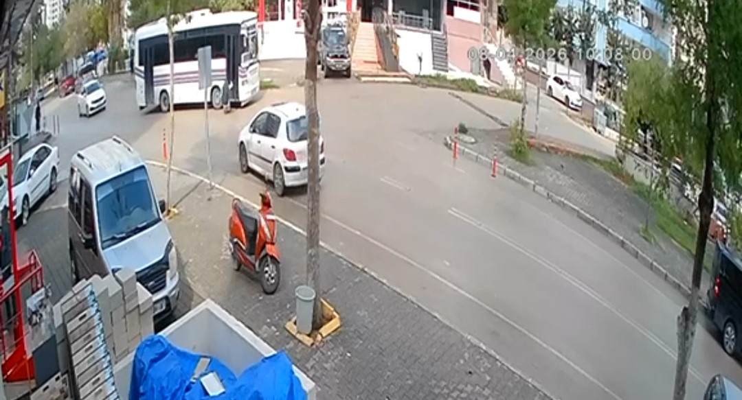 kapisi acik olan toplu tasima aracindan dusen adam agir yaralandi 3 pkrmBdpt