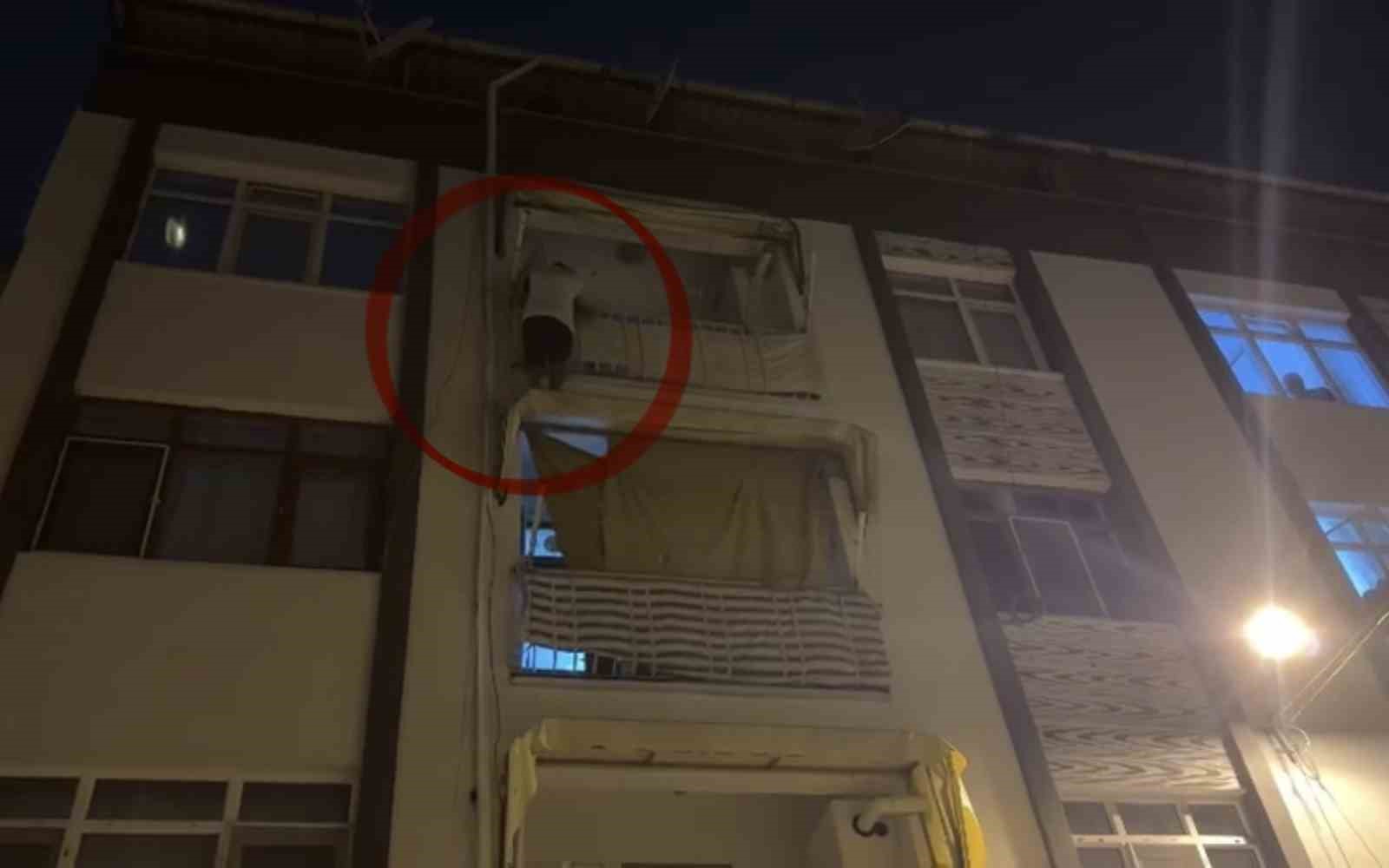 Kapısına gelen sivil polislerden korkup balkona çıkarak yürekleri ağza getirdi 4 kapisina gelen sivil polislerden korkup balkona cikarak yurekleri agza getirdi 0 uzl67lAV