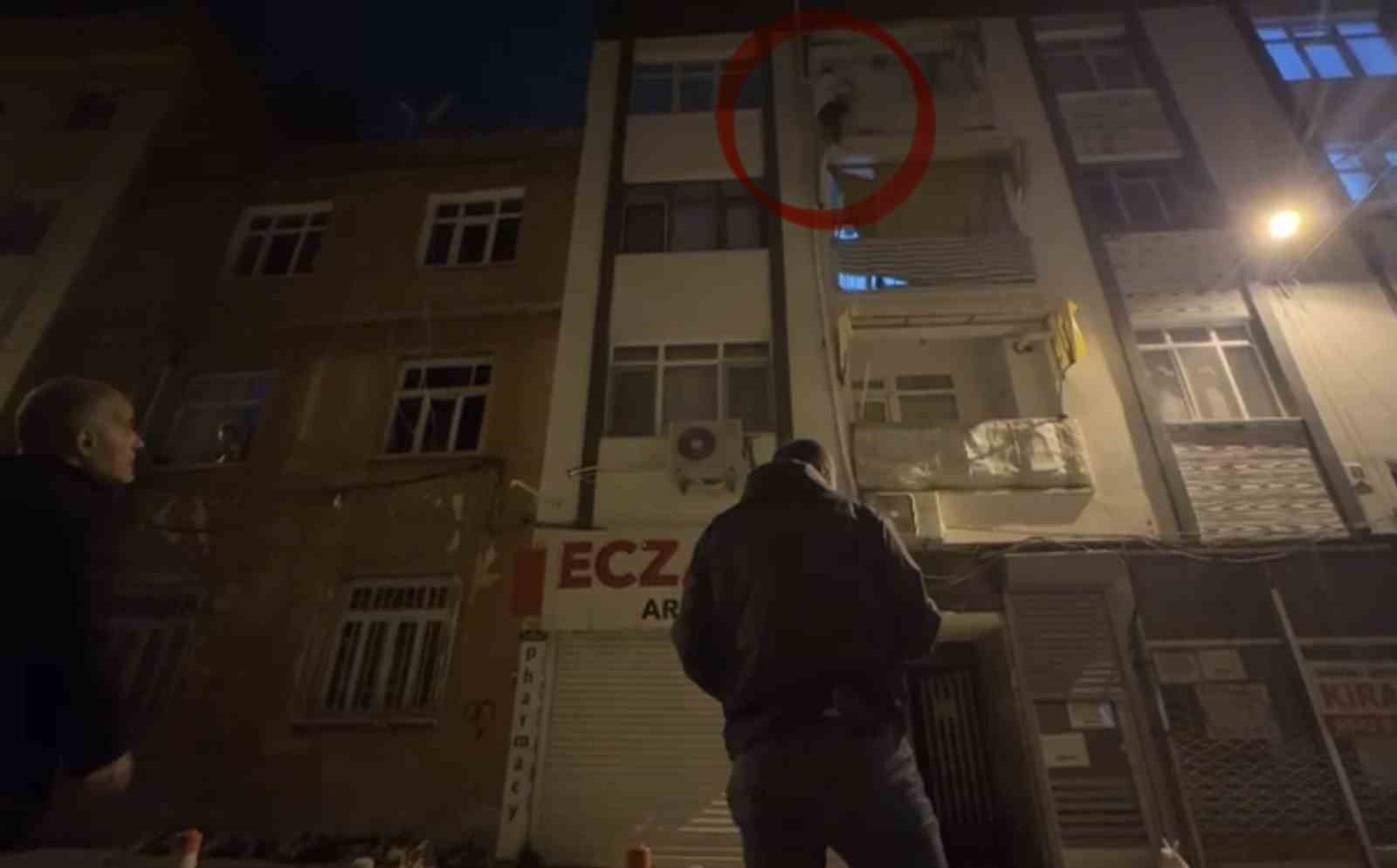Kapısına gelen sivil polislerden korkup balkona çıkarak yürekleri ağza getirdi 5 kapisina gelen sivil polislerden korkup balkona cikarak yurekleri agza getirdi 1 smrRsDGv