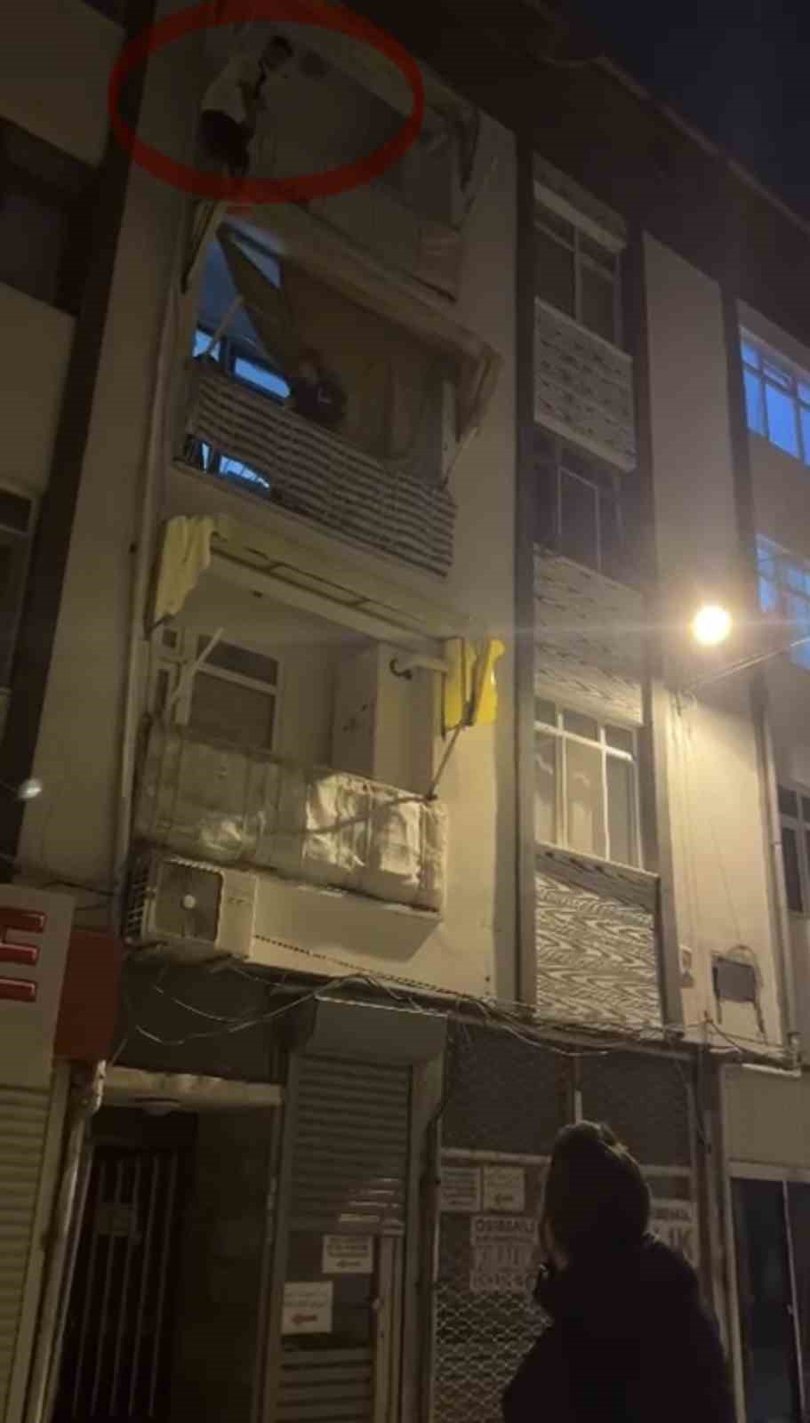 Kapısına gelen sivil polislerden korkup balkona çıkarak yürekleri ağza getirdi 6 kapisina gelen sivil polislerden korkup balkona cikarak yurekleri agza getirdi 2 BlnecfyQ