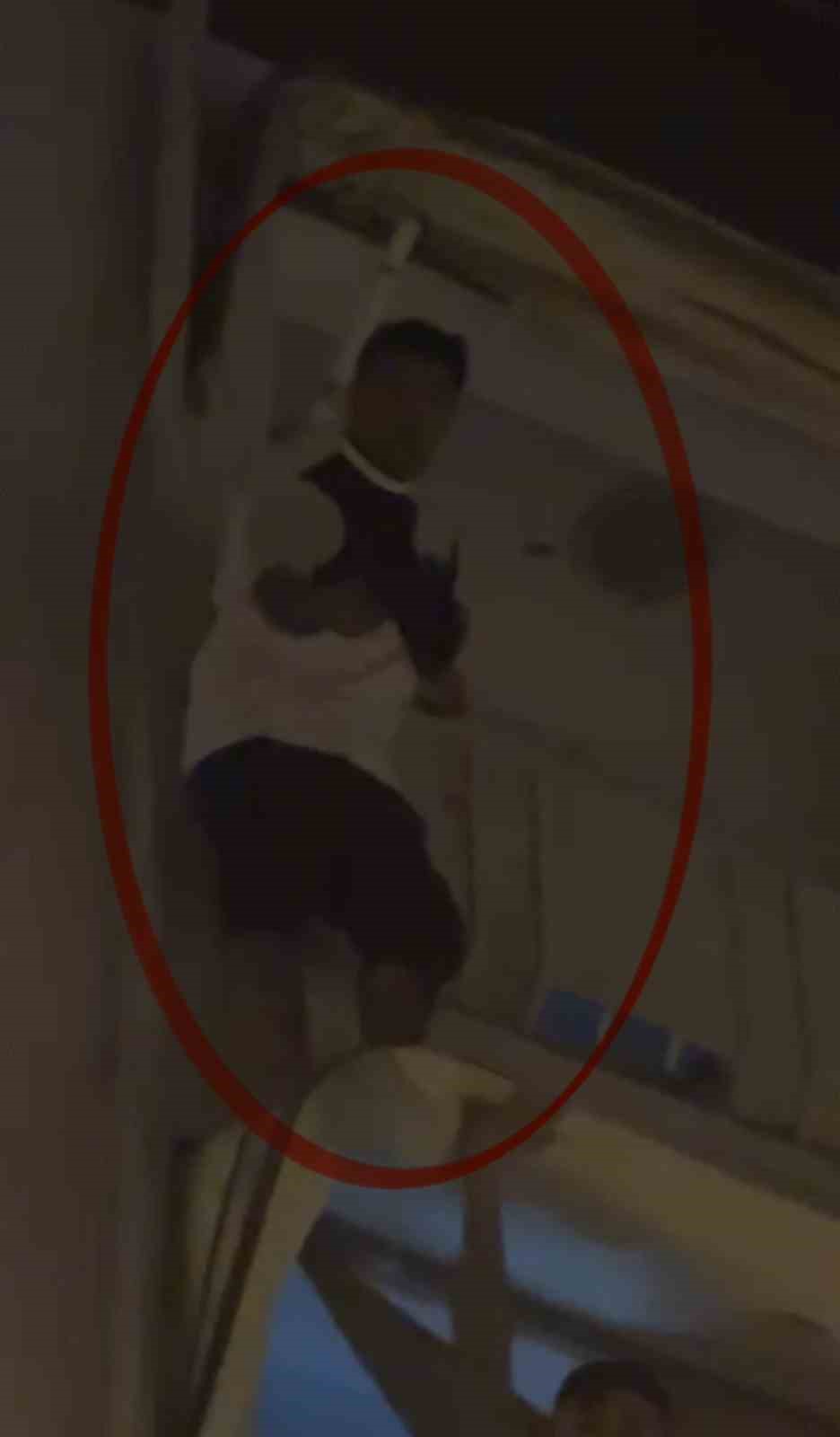 Kapısına gelen sivil polislerden korkup balkona çıkarak yürekleri ağza getirdi 7 kapisina gelen sivil polislerden korkup balkona cikarak yurekleri agza getirdi 3 65LvfKDJ