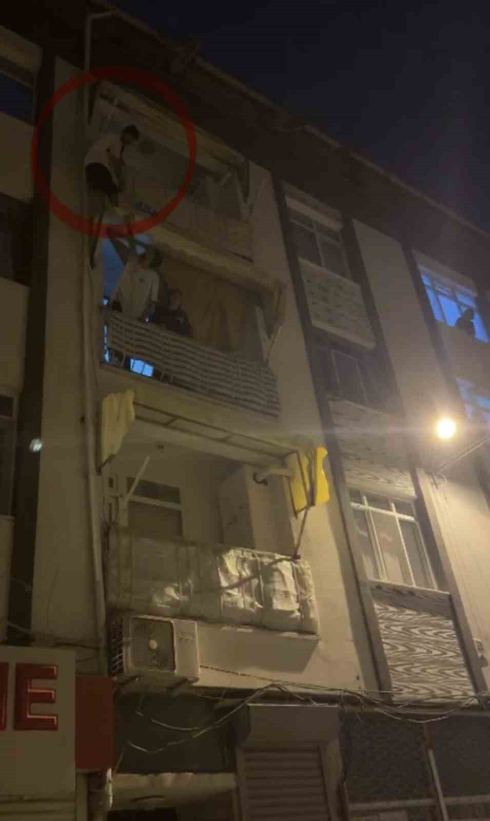 Kapısına gelen sivil polislerden korkup balkona çıkarak yürekleri ağza getirdi 8 kapisina gelen sivil polislerden korkup balkona cikarak yurekleri agza getirdi 4