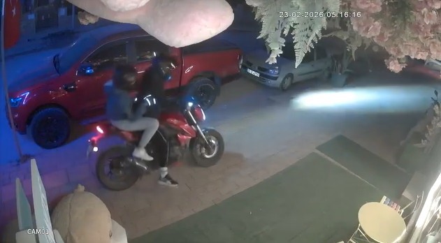 kapiya 100 tl birakip 5 bin tllik pelus ayiyi caldilar 0 uw9TLfwS