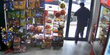 kapiyi-fark-etmedi-kafasiyla-cami-kirdi-ArXW9ynX.jpg