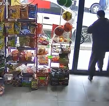 kapiyi-fark-etmedi-kafasiyla-cami-kirdi-ArXW9ynX.jpg