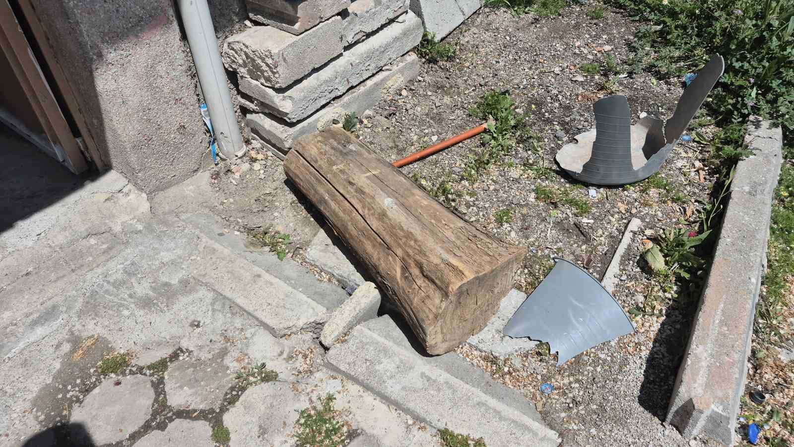 kapiyi kirip 86 yasindaki adami once merdivenden atti sonra darp etti 2 BLdjcjQa