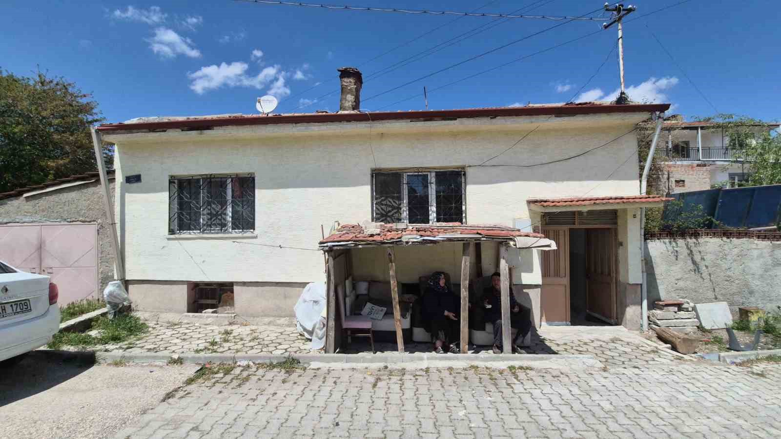 kapiyi kirip 86 yasindaki adami once merdivenden atti sonra darp etti 4 rVu2cBuK